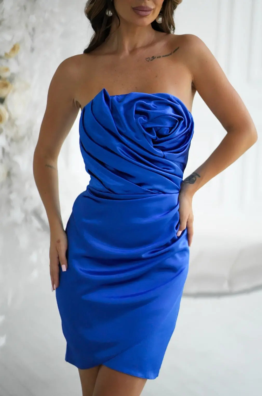 Robe courte bustier de rose satin bleu roi
