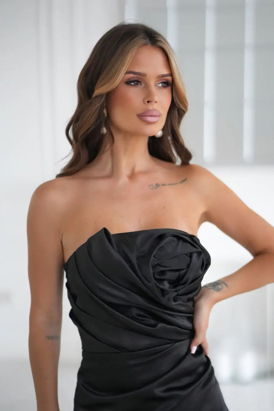 Robe courte bustier de rose satin noire Bicotone