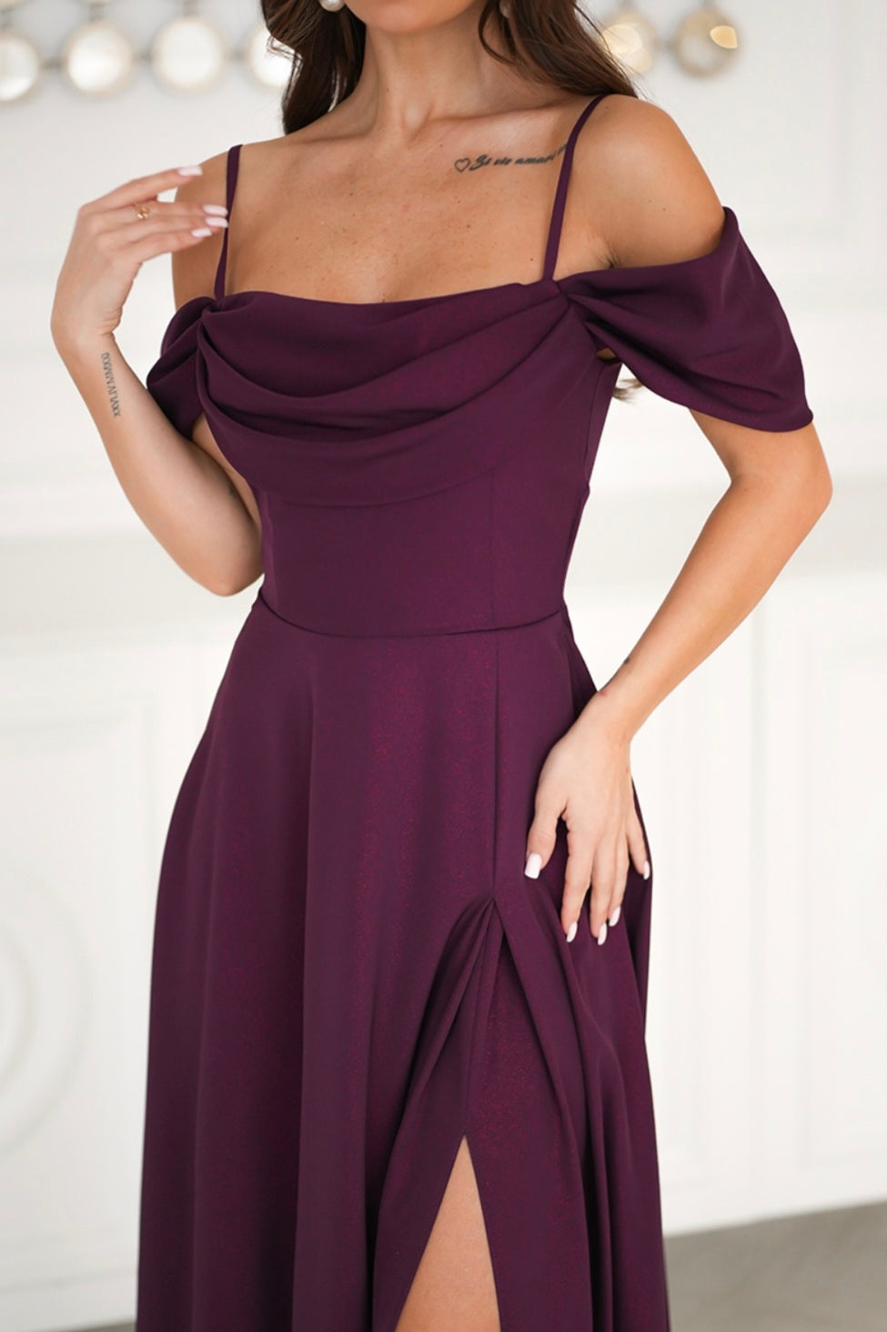 Robe longue avec une fente mauve