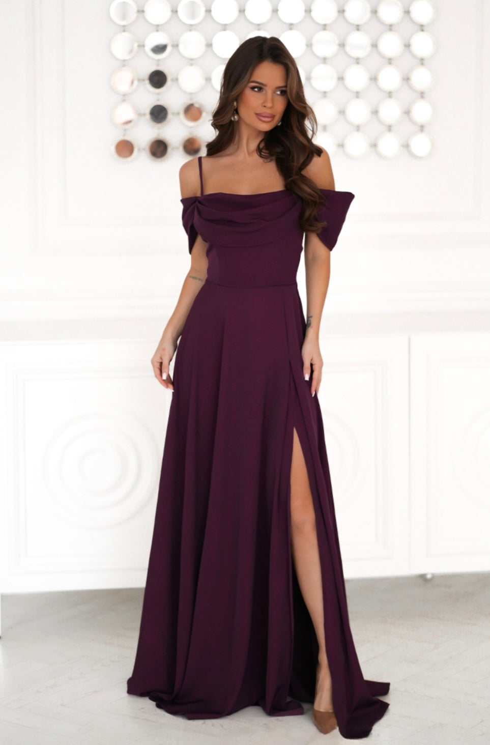 Robe longue avec une fente mauve