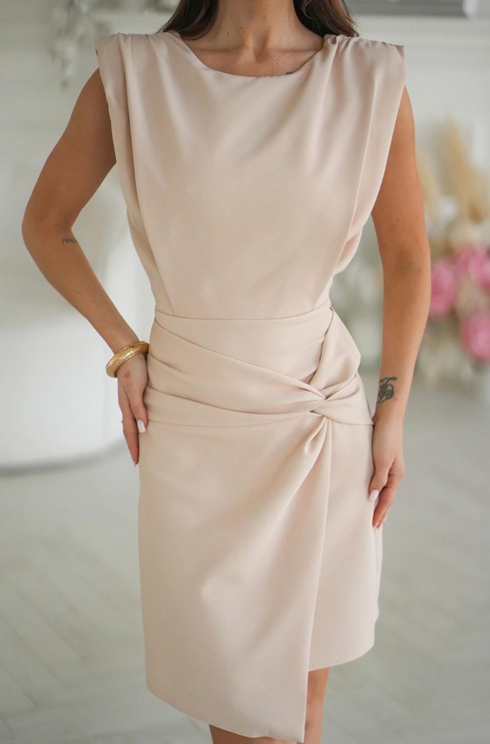 Robe courte drapée élégante