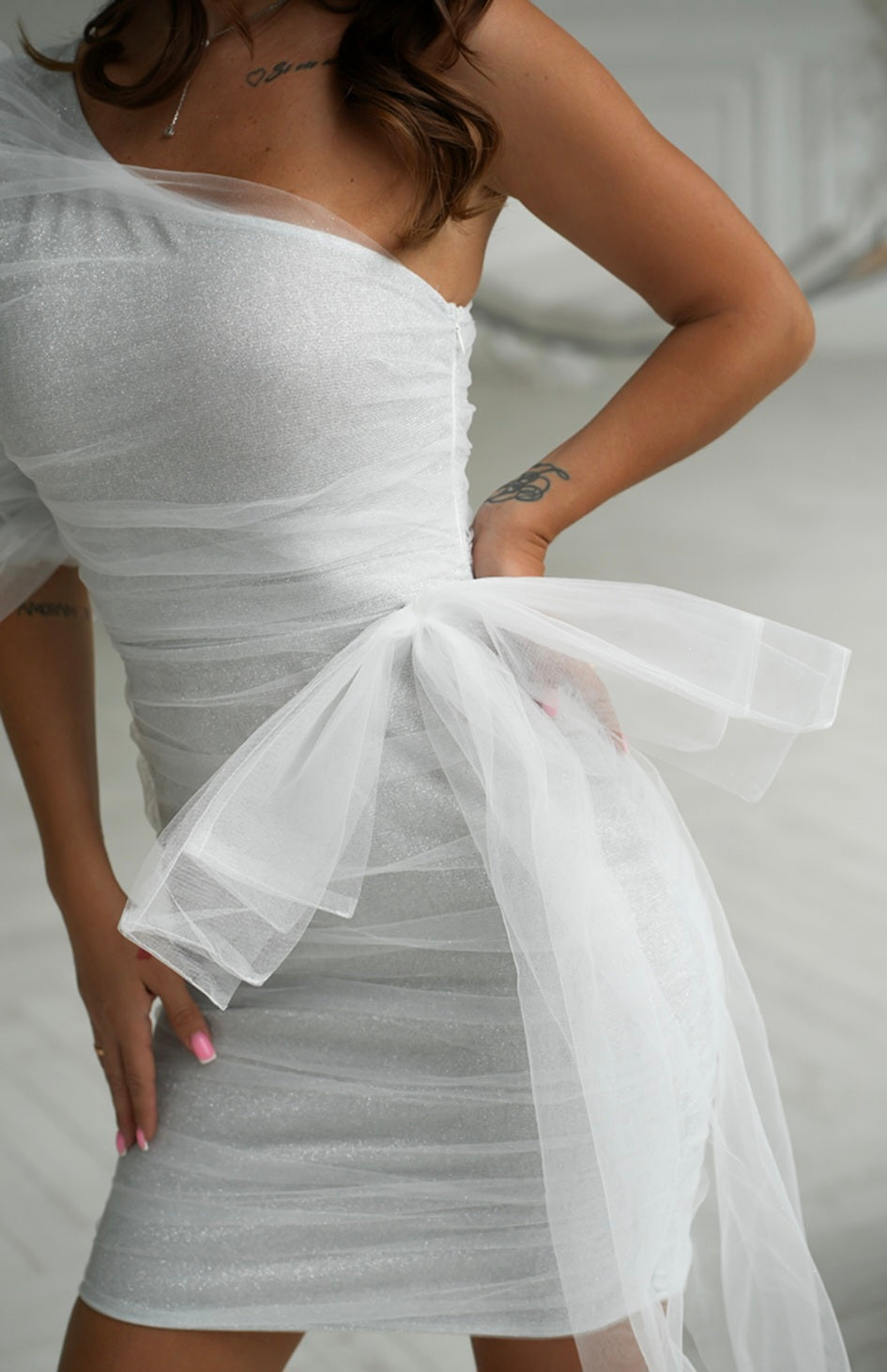 Robe courte moulante à traîne en tulle blanche