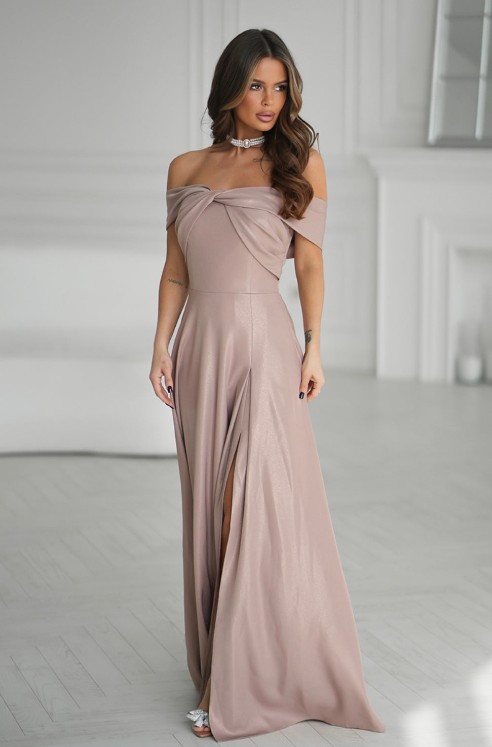 Robe longue fendue à nœud drapé