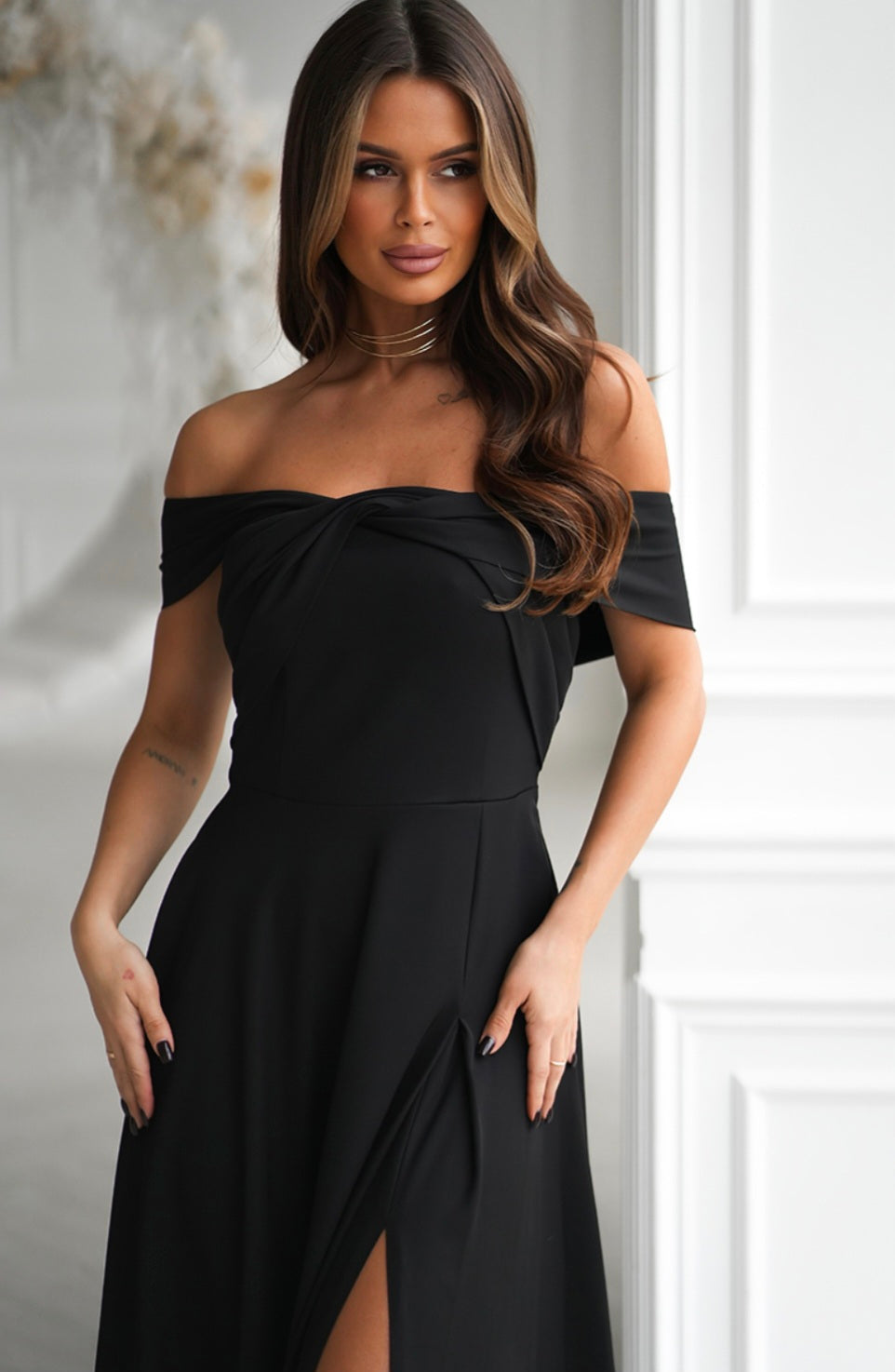Robe longue fendue à nœud drapé
