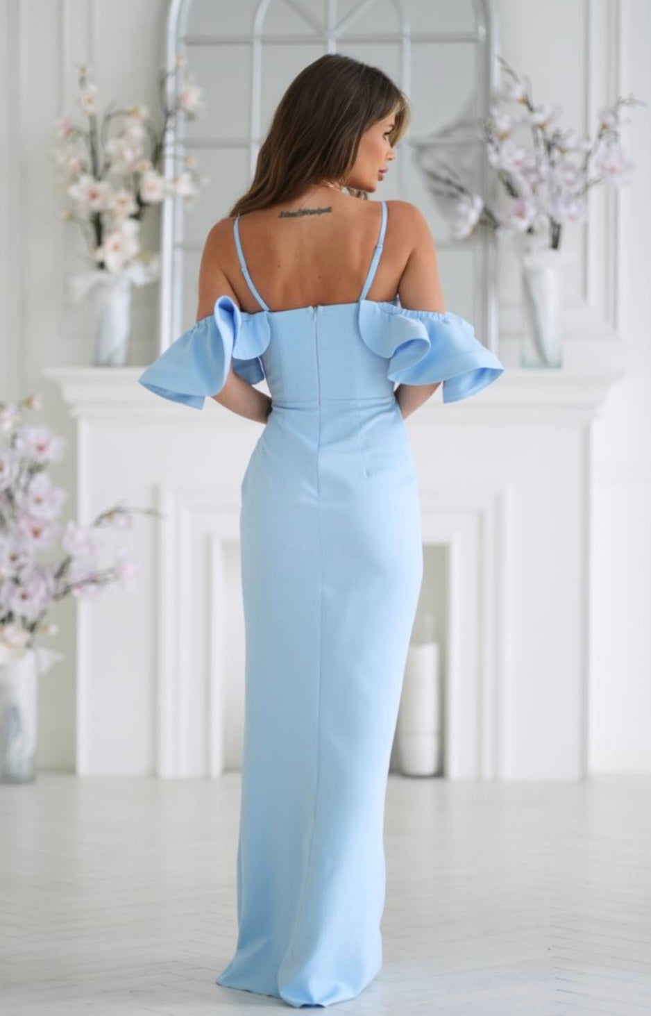 Robe longue drapée à épaules dénudées et fente