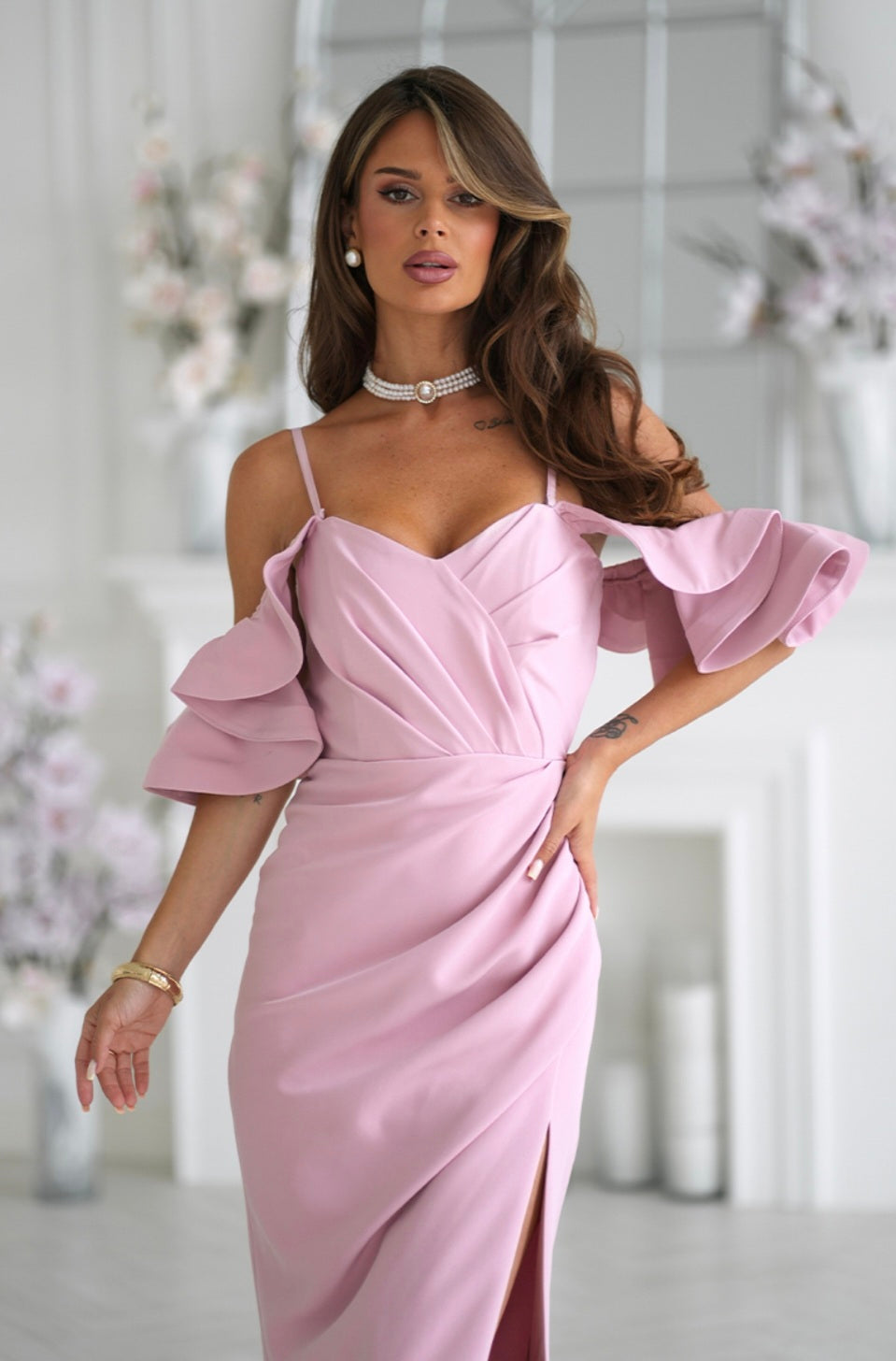 Robe longue drapée à épaules dénudées et fente