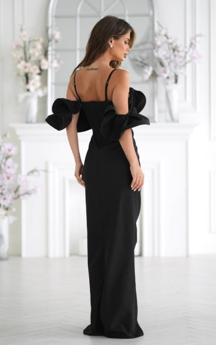 Robe longue drapée à épaules dénudées et fente