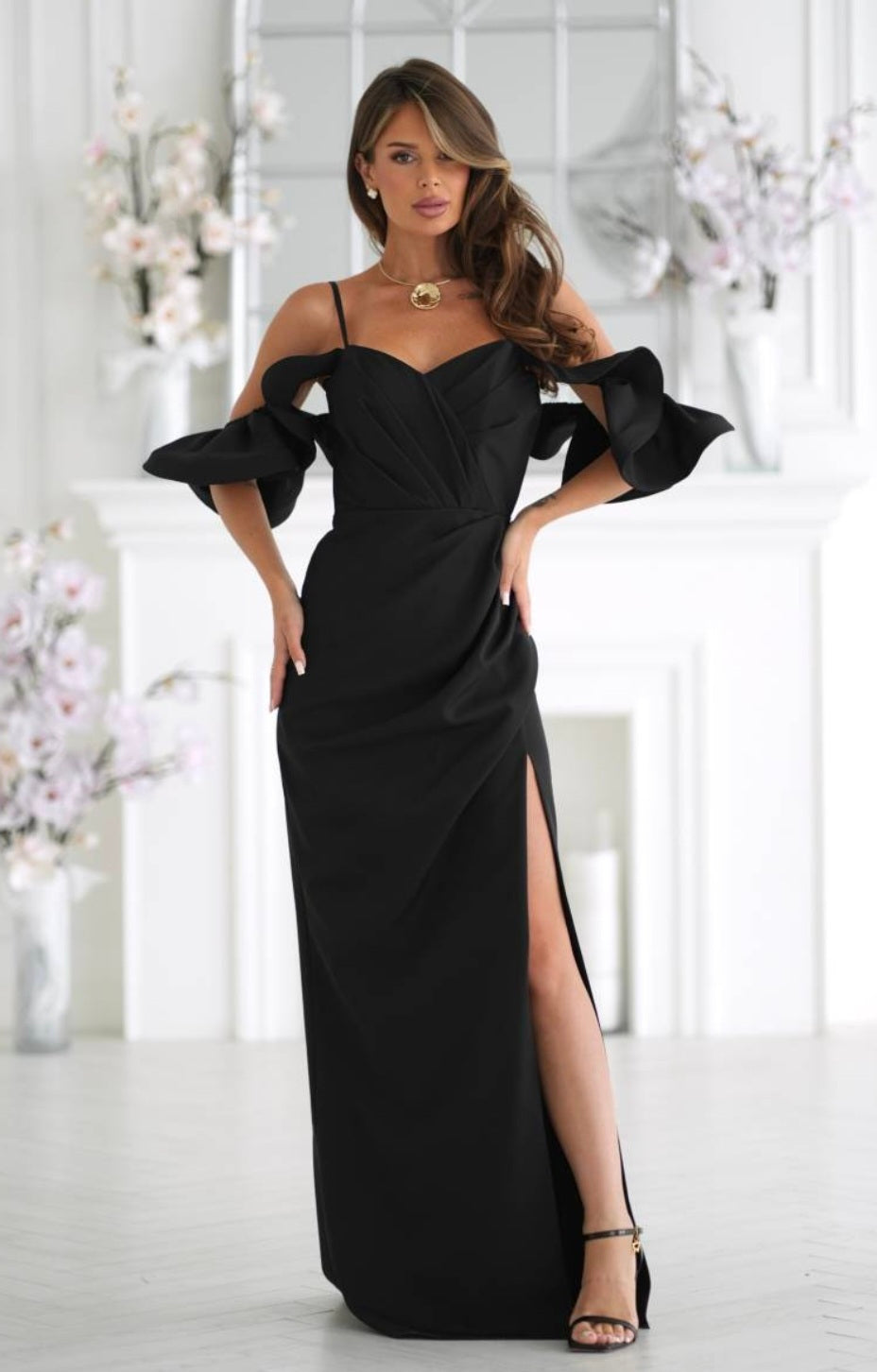Robe longue drapée à épaules dénudées et fente