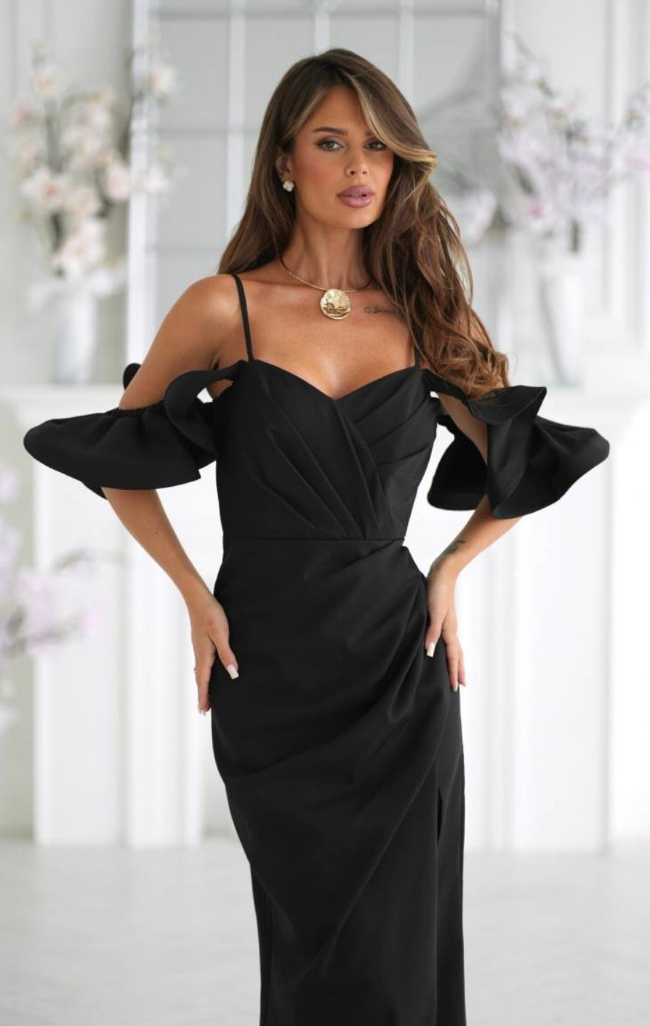 Robe longue drapée à épaules dénudées et fente