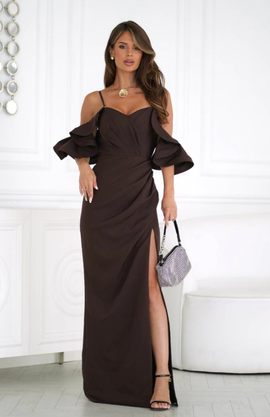 Robe longue drapée à épaules dénudées et fente
