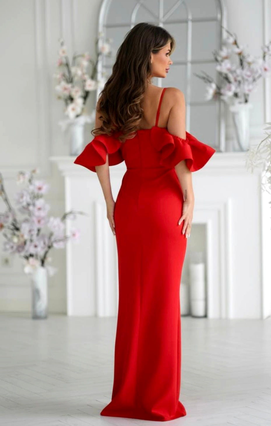 Robe longue drapée à épaules dénudées et fente