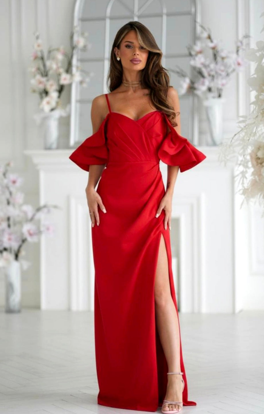 Robe longue drapée à épaules dénudées et fente